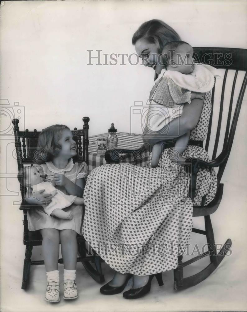 1953 Press Photo National Baby Week stresses good eating habits