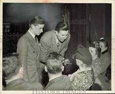 1944 Press Photo Actor Roddy McDowall and radio's Don McNeil chat with audience picture