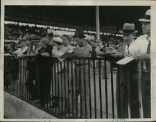1940 Press Photo Fans at Hialeah racetrack with betting sheets in Florida picture
